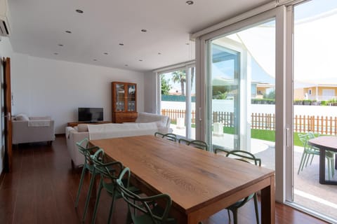 TV and multimedia, Living room, Dining area, air conditioner, air conditioner