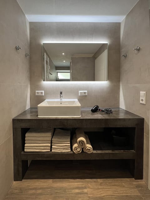 Bathroom, heating, towels