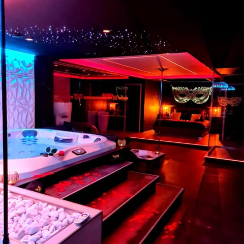 Night, Hot Tub, Steam room, Spa and wellness centre/facilities, Parking, air conditioner