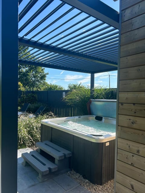 Roulotte du puits avec jacuzzi et sauna privatif Bed and Breakfast in Hauts-de-France
