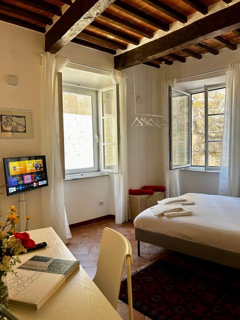 Bed, TV and multimedia, Bedroom