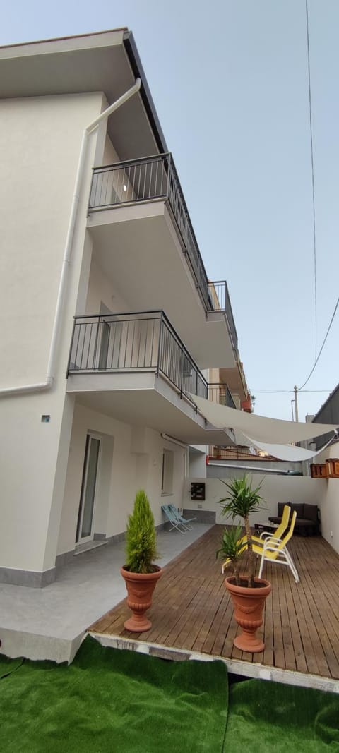 Property building, Patio, Facade/entrance, Garden