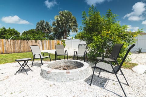 Golfers Paradise 4-hole PUTT-PUTT, Mega Chess with huge backyard, hammock House in Jupiter