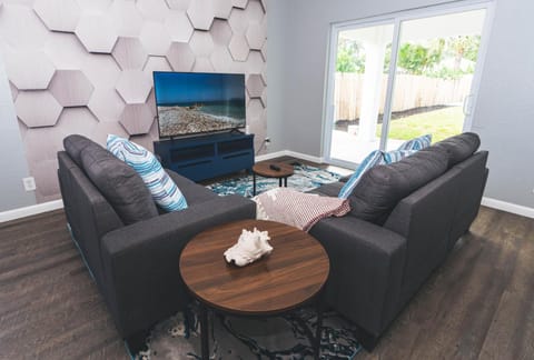 Golfers Paradise 4-hole PUTT-PUTT, Mega Chess with huge backyard, hammock House in Jupiter