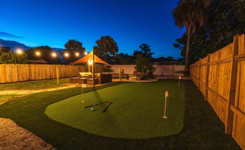 Golfers Paradise 4-hole PUTT-PUTT, Mega Chess with huge backyard, hammock House in Jupiter