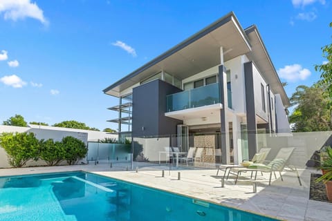 Property building, Swimming pool, sunbed