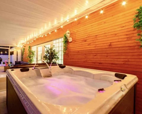 The Flamingo*4bed*pool*jacuzzi*foosball House in Valrico