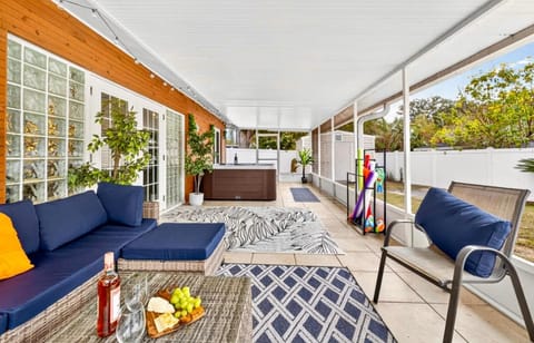 The Flamingo*4bed*pool*jacuzzi*foosball House in Valrico