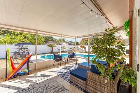 The Flamingo*4bed*pool*jacuzzi*foosball House in Valrico