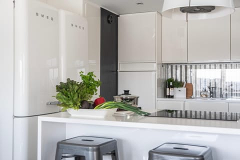 Coffee/tea facilities, Kitchen or kitchenette, dishwasher, microwave, oven, stove, toaster, kitchen