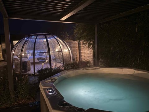 Dôme du puits avec jacuzzi et sauna privatif Bed and Breakfast in Hauts-de-France