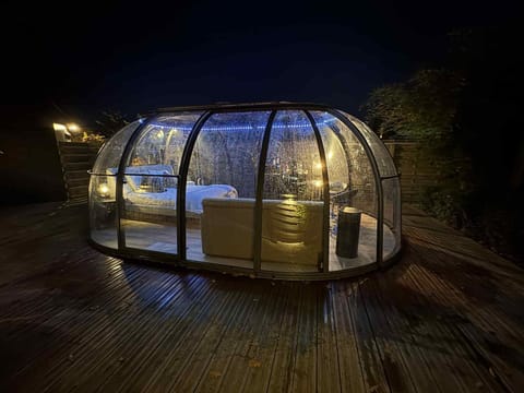 Dôme du puits avec jacuzzi et sauna privatif Bed and Breakfast in Hauts-de-France