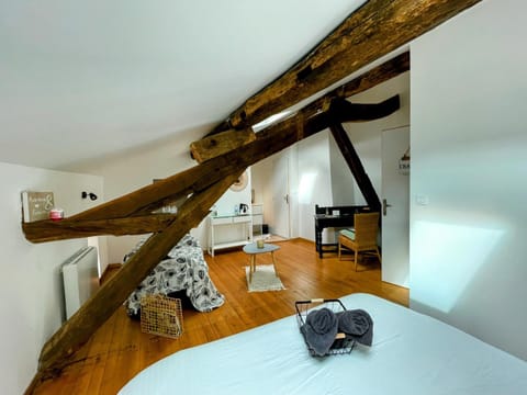Photo of the whole room, Seating area