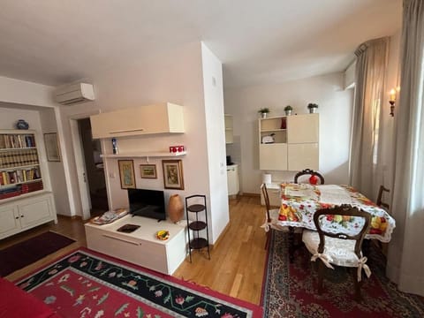 TV and multimedia, Living room, Seating area, Dining area, air conditioner