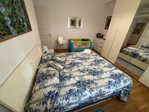 Bed, Photo of the whole room, Bedroom, children, young children, cot, locker, towels, wardrobe