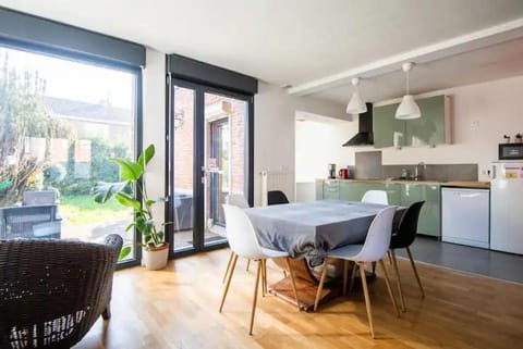 Kitchen or kitchenette, Living room, Dining area