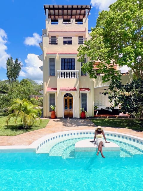 Property building, Facade/entrance, Garden, Balcony/Terrace, Balcony/Terrace, Garden view, Pool view, Swimming pool, Swimming pool