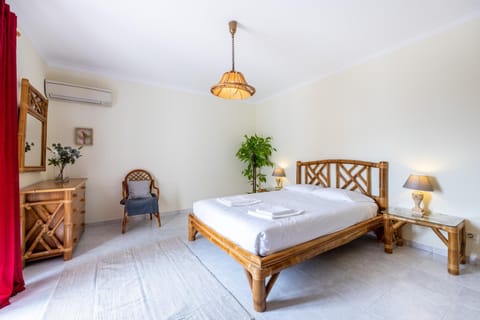 Bed, Photo of the whole room, Bedroom, air conditioner