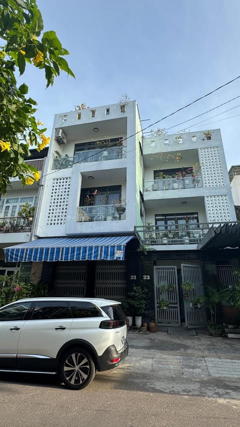 Property building, Neighbourhood, Location, Parking