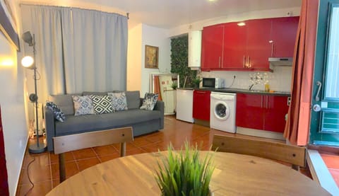 Kitchen or kitchenette, Living room, Seating area, Dining area