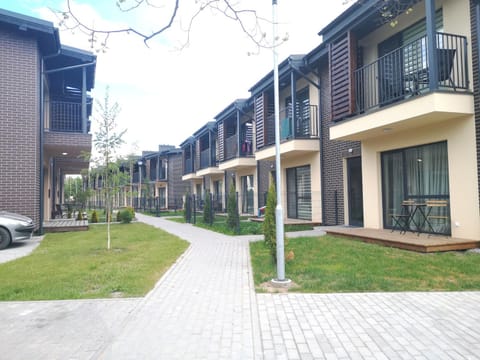 Property building, Facade/entrance, Day, Neighbourhood, Street view, Parking