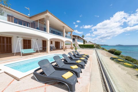 Swimming pool, sunbed