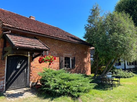 Apartament w XIX-wiecznym Spichlerzu nad Jeziorem z dostępem do parku i widokiem na Dworek Modrzewiowy z 1823 roku Apartment in Pomeranian Voivodeship