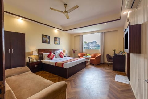 Bed, TV and multimedia, Photo of the whole room, Seating area, Bedroom