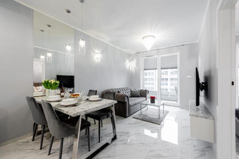 TV and multimedia, Living room, Food and drinks, Seating area, Dining area, Food