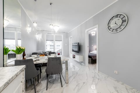 TV and multimedia, Kitchen or kitchenette, Living room, Seating area, Dining area