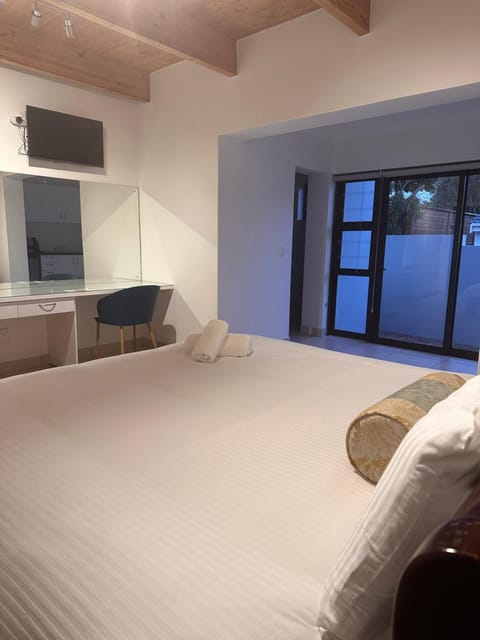 Bed, TV and multimedia, Bedroom