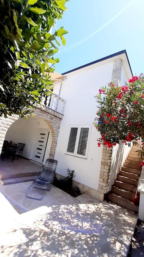 Property building, Facade/entrance, Day, Neighbourhood, Balcony/Terrace, Street view, Parking