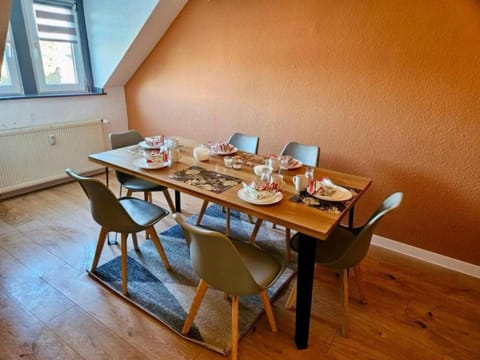 Coffee/tea facilities, Dining area, stove, kitchen