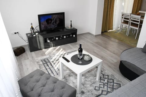 Communal lounge/ TV room, TV and multimedia, Living room, Seating area, Evening entertainment