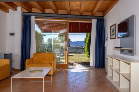 Natural landscape, TV and multimedia, Living room, Seating area