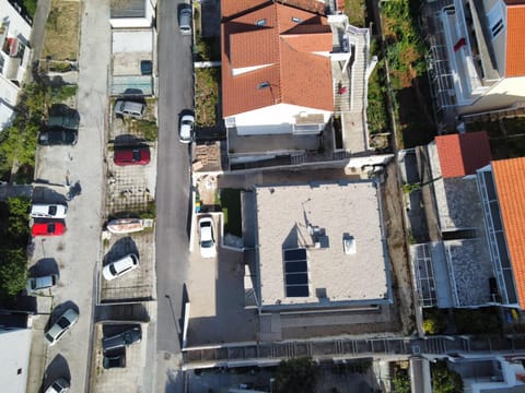 Property building, Day, Neighbourhood, Bird's eye view, Street view, Location, Parking