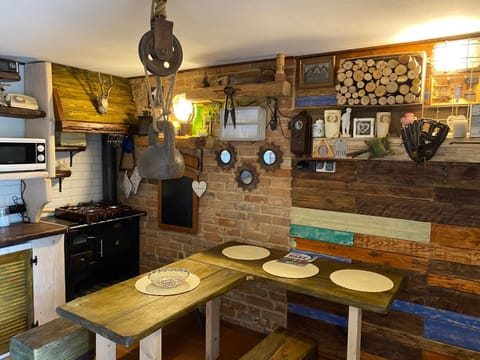 Kitchen or kitchenette, Communal kitchen