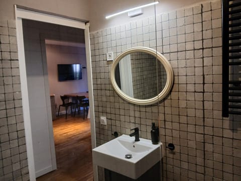 Bathroom, TV and multimedia, towels