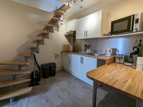 Coffee/tea facilities, Kitchen or kitchenette, stove