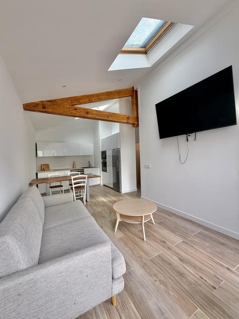 TV and multimedia, Kitchen or kitchenette, Living room, Seating area, Dining area