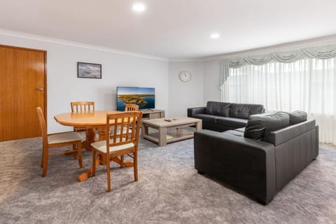 TV and multimedia, Living room, Seating area, Dining area