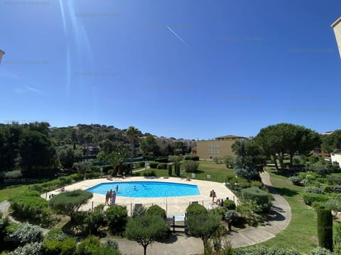 Location 3 chambres avec piscine, tennis et garage - Clim, Terrasse et Proche Plage - FR-1-100-279 Apartment in Cavalaire-sur-Mer