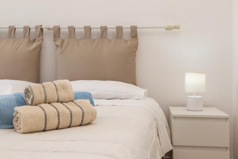 Bed, towels