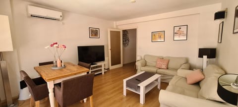Communal lounge/ TV room, TV and multimedia, Living room, Seating area, Dining area, air conditioner