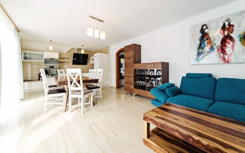 Kitchen or kitchenette, Living room, Seating area, Dining area