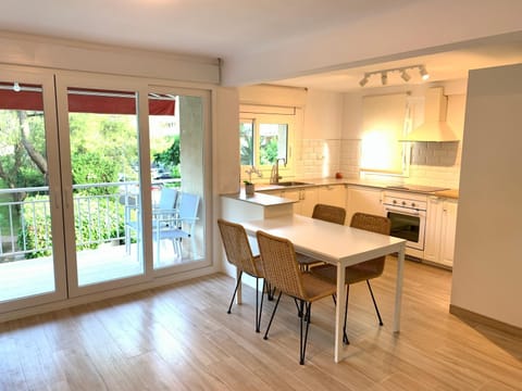Kitchen or kitchenette, Dining area, Garden view