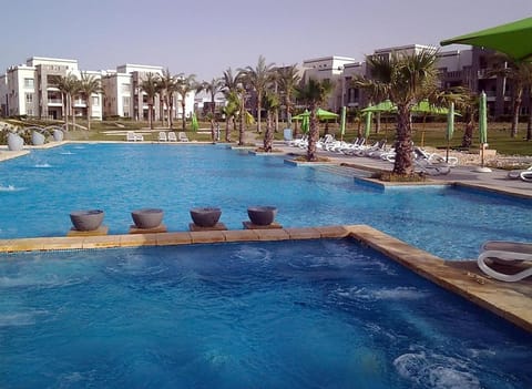 Day, Swimming pool, sunbed