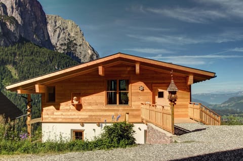 Property building, Nearby landmark, Facade/entrance, Day, Natural landscape, Summer, Balcony/Terrace, Mountain view, Sunrise
