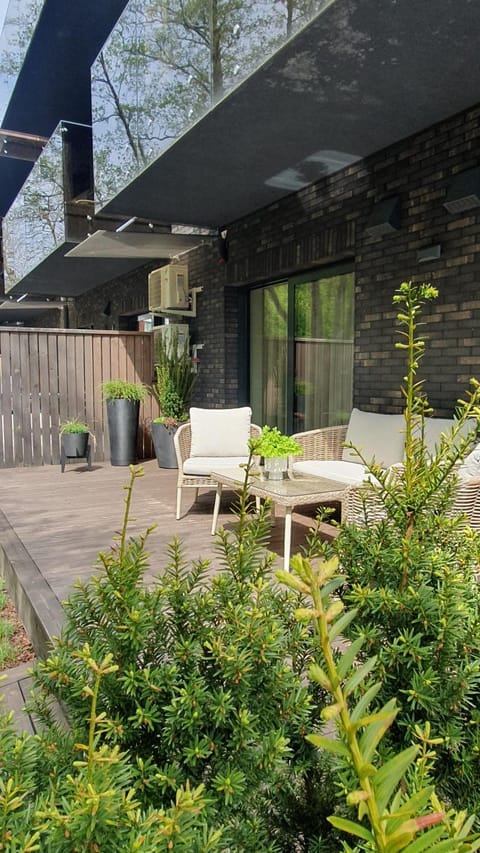 Property building, Patio, Spring, Summer, Garden, Balcony/Terrace, Seating area