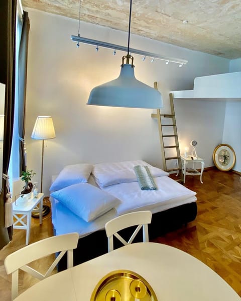 Bed, Photo of the whole room, Seating area